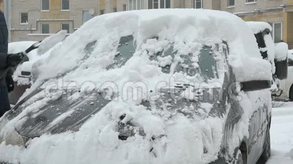 人从雪地里清洁汽车视频的预览图