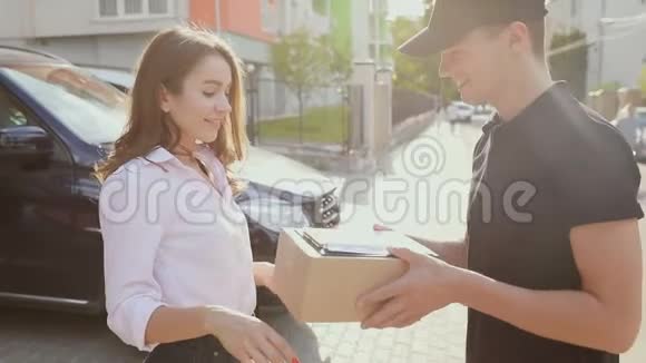 送货服务妇女从快递公司领取包裹视频的预览图