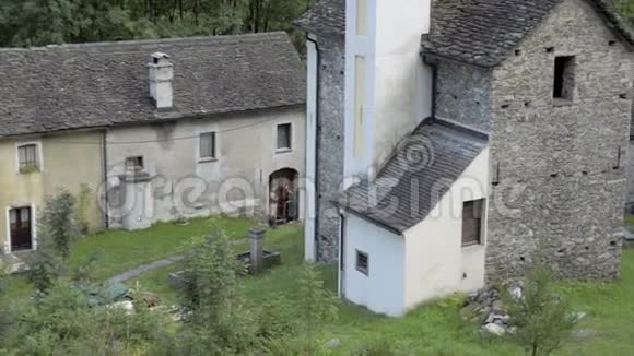 被遗忘的传统小村庄和教堂在洛卡诺附近的意大利瑞士阿尔卑斯山上迷失视频的预览图