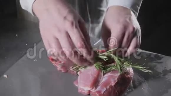 准备好与迷迭香一起腌制的稀有羔羊在煎锅里用火做饭专业厨师视频的预览图