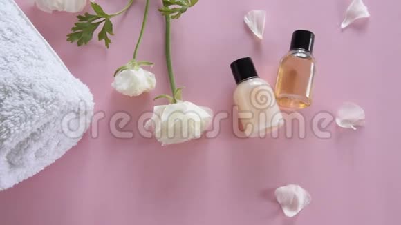 有机护肤品和粉色背景上娇嫩的花朵健康化妆品视频的预览图