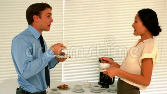 商务人士在员工室喝咖啡视频的预览图