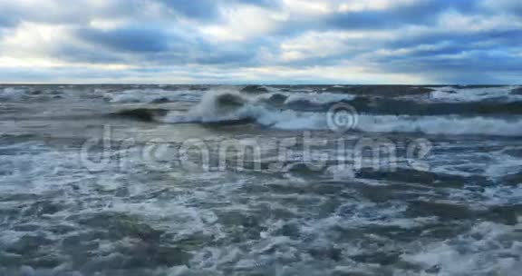 风暴海景白色泡沫4k的破碎水视频的预览图