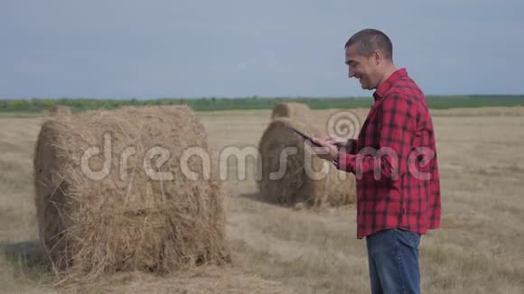 智慧农业理念一个在田里研究数字平板生活方式的工农农民缓慢的视频的预览图