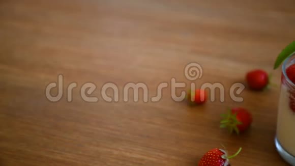 甜的自制酸奶新鲜成熟的草莓视频的预览图