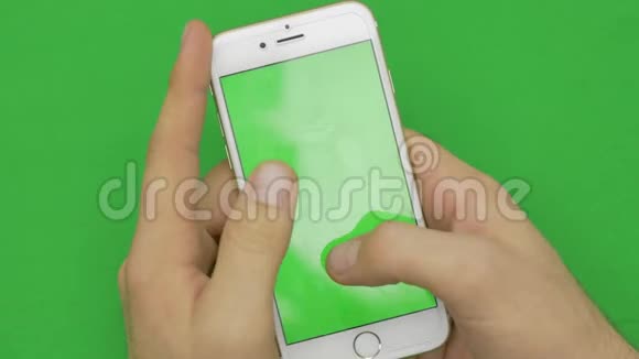 在绿色屏幕上使用智能手机各种手势vertikal关闭绿色屏幕视频的预览图