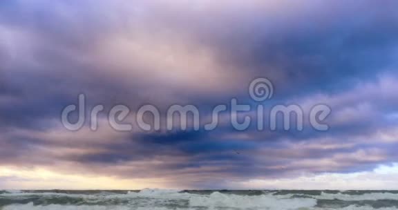风暴海景白色泡沫4k的破碎水视频的预览图