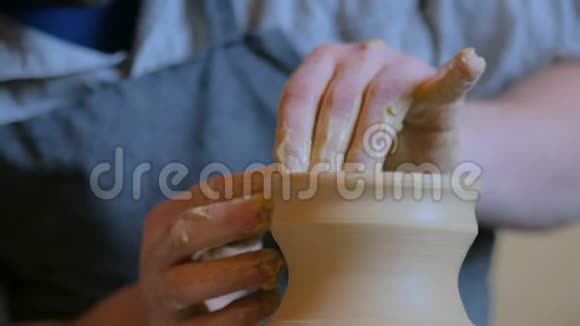 陶瓷车间专业陶工成型锅视频的预览图