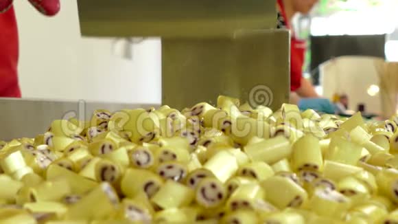 焦糖糖果的制造长糖果的特写视频的预览图