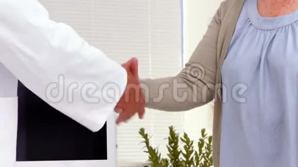 病人和医生握手视频的预览图