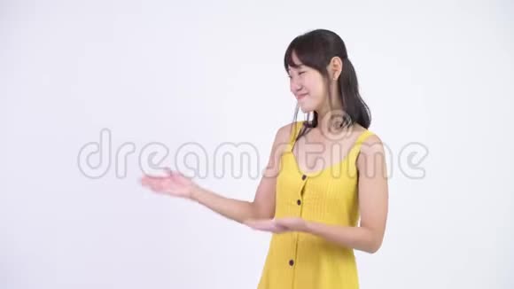 快乐美丽的亚洲女人展示了一些东西视频的预览图