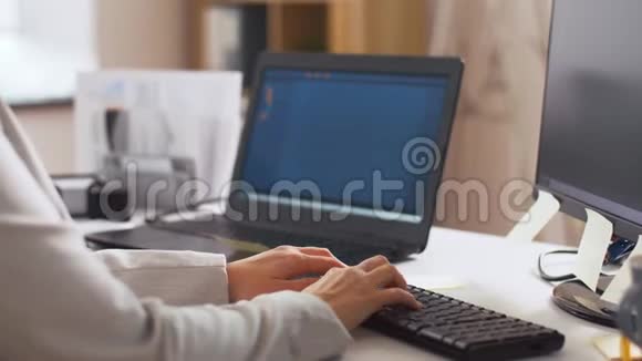 程序员在办公室用电脑键盘打字视频的预览图