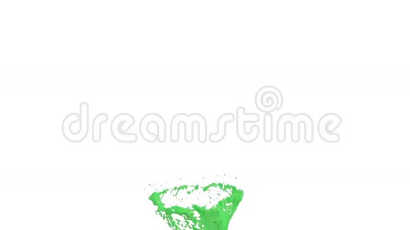 绿色液体的旋风就像白色背景上的汽车油漆漂亮的彩色油漆是旋转的孤立透明视频的预览图