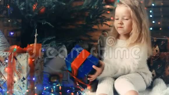 小女孩和圣诞礼物视频的预览图