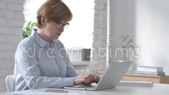 女性工作人员在笔记本电脑上的在线视频聊天视频的预览图