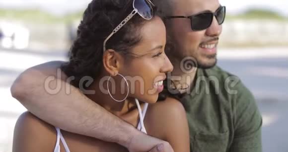 浪漫多样的情侣拥抱在一起视频的预览图