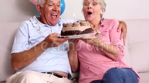 年长夫妇在沙发上庆祝生日视频的预览图