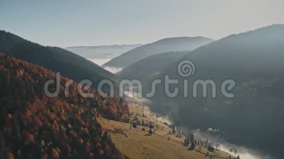 喀尔巴阡山秋景鸟瞰视频的预览图