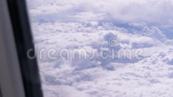 从云层上的飞机窗口观看飞机在天气上空飞行视频的预览图