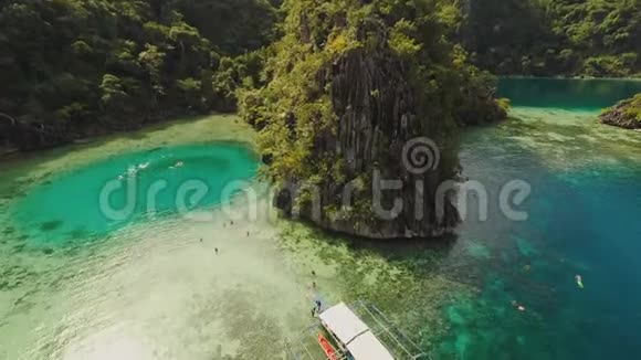 科罗恩巴拉望菲律宾鸟瞰美丽的双子泻湖和石灰石悬崖视频的预览图