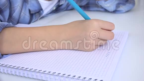 孩子写作学习有思想的孩子爱学习的学生视频的预览图