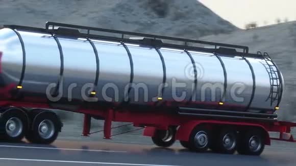 加油机油车高速公路上的卡车开得很快真实的汽车动画视频的预览图