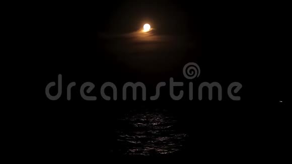 夜晚的海景海浪和月光海上的满月视频的预览图