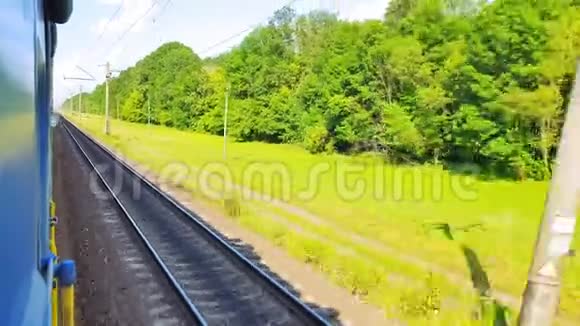 从高铁上看风景秀丽有山有林从车窗看到的景色视频的预览图