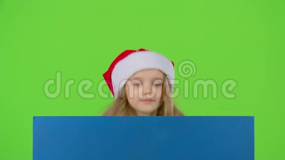 穿新年衣服的孩子从黑板后面跳出来表现得很好绿色屏幕慢动作视频的预览图