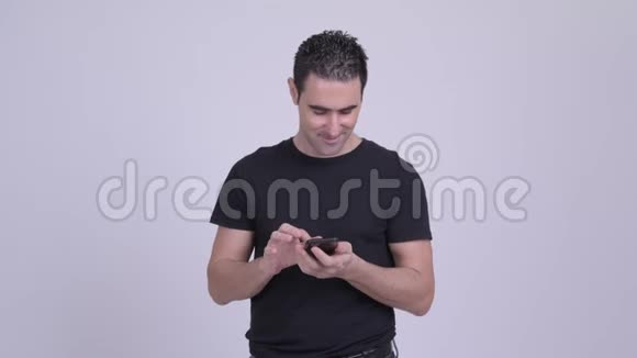 快乐的帅哥用白色背景的电话视频的预览图