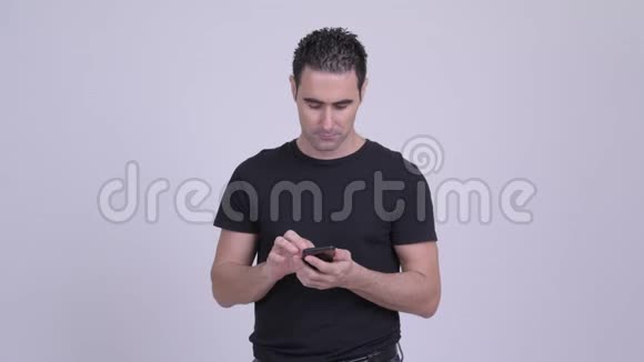 白底帅哥用手机视频的预览图