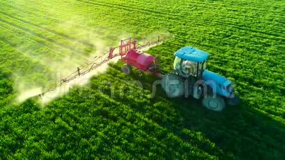 农用拖拉机耕田喷洒的空中日出景观视频的预览图