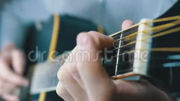 音乐家把和弦夹在声学吉他上感到不安慢动作视频的预览图