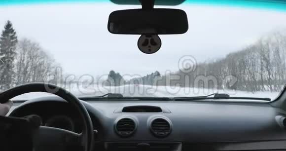 开着一辆车在冬天的路上视频的预览图