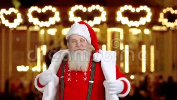 圣诞老人在新年灯光背景下视频的预览图