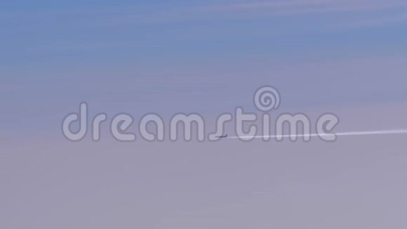 客机在云层上方的天空中飞行视频的预览图