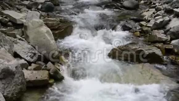 河流在山上流淌视频的预览图