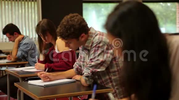 集中学生在教室里参加考试视频的预览图