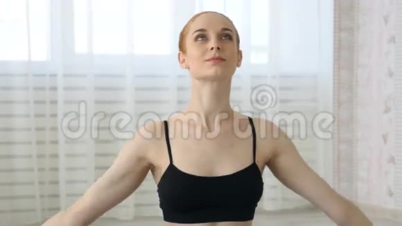 做瑜伽姿势的女人冥想技巧视频的预览图