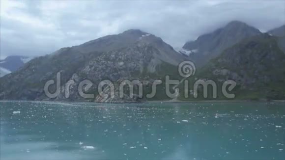 在冰川湾国家公园内航行视频的预览图