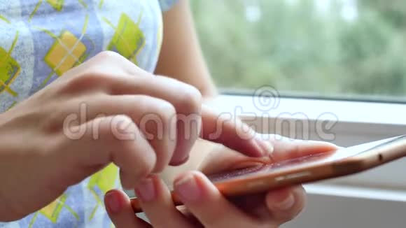 年轻女子手按短信特写视频的预览图