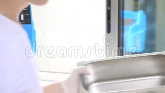 厨师用机器准备冰淇淋视频的预览图