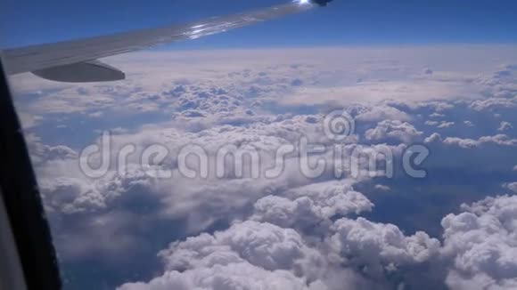 从云层上的飞机窗口观看一架飞机飞过云层的翅膀视频的预览图