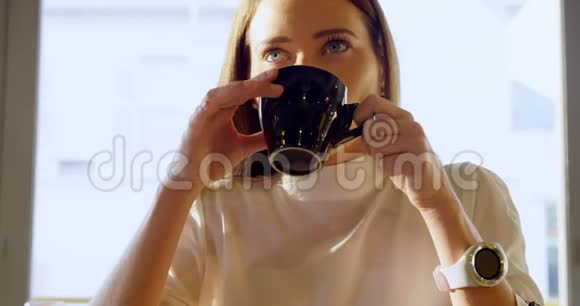 行政人员在4K咖啡馆喝咖啡视频的预览图