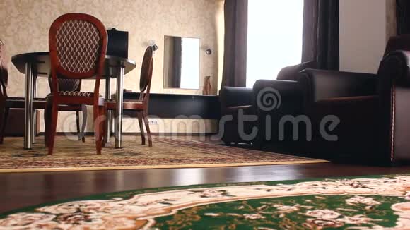 室内有椅子和地毯视频的预览图