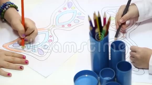 学龄前儿童在幼儿园画画视频的预览图