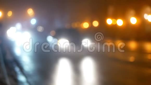 车交通大雾夜视频的预览图