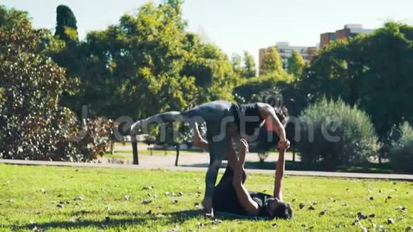 一对漂亮的夫妇早上练习杂技瑜伽视频的预览图