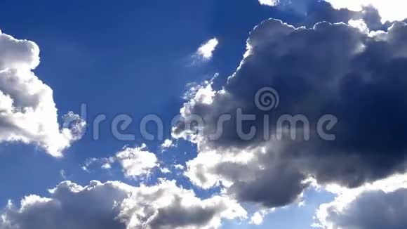 乌云和蓝天的时间流逝视频的预览图
