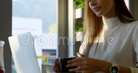 行政人员在4K咖啡馆喝咖啡视频的预览图